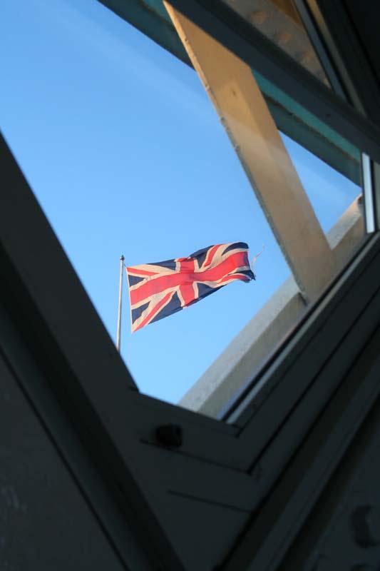 Символ Великобритании сквозь символ Лондона...