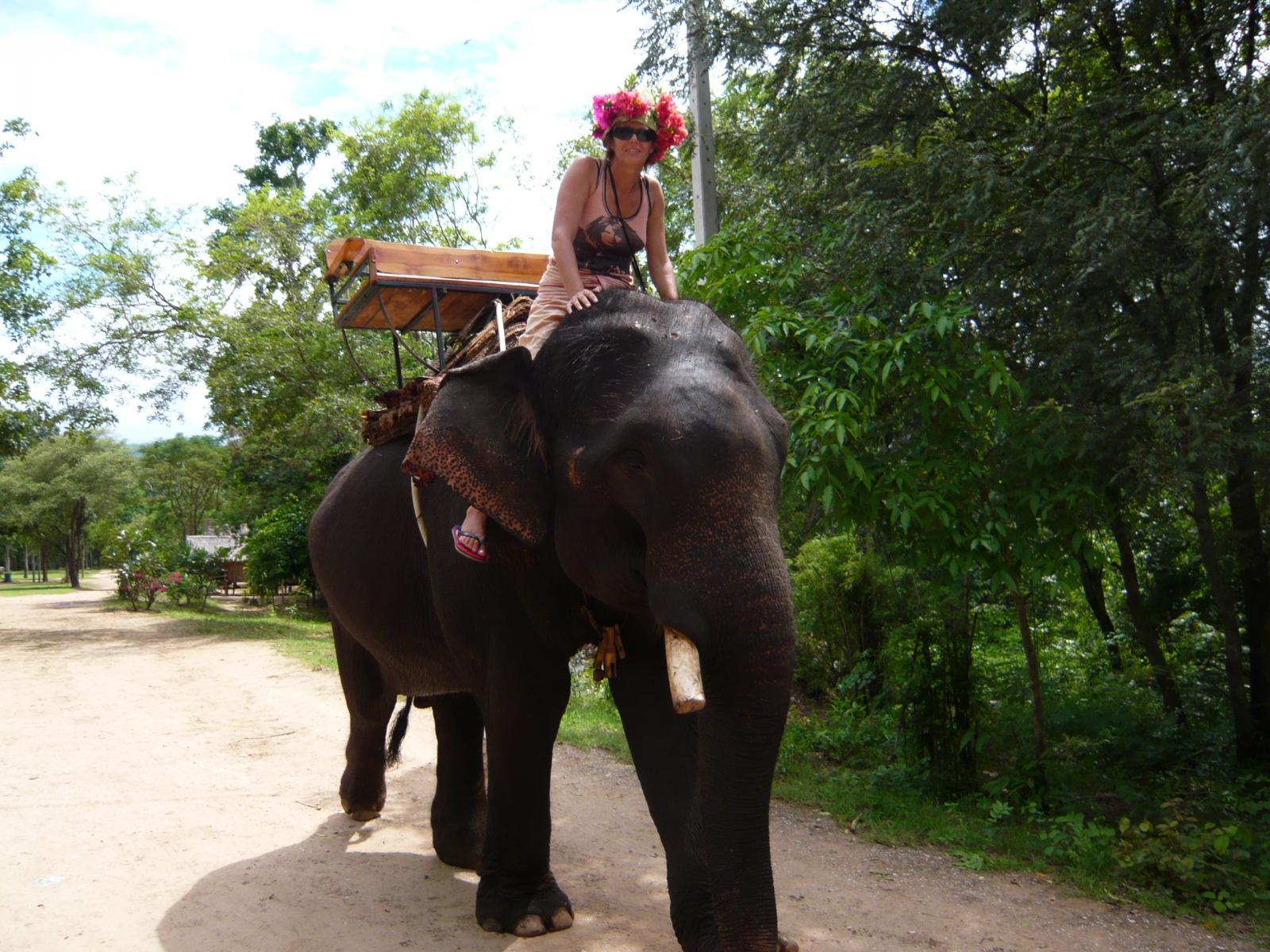 Слоновья деревня в Канчанабури.