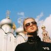 Девушка-тусовщица в Новодевичьем монастыре