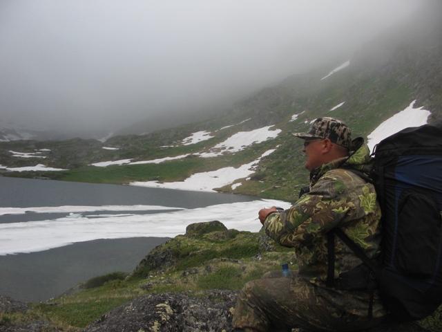 Владимир осматривает хозяйским взглядом пейзаж долины