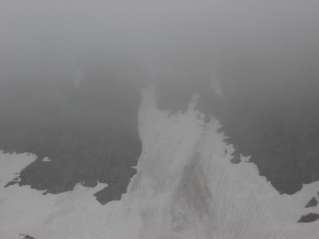 противоположный склон - стена  в плотном тумане 