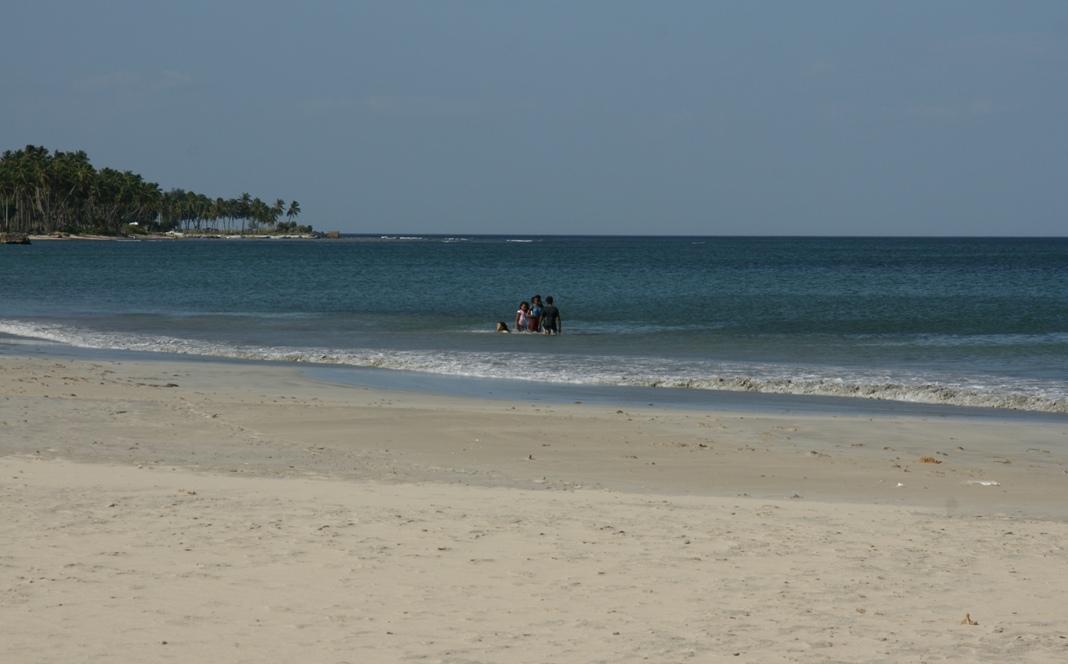 Ланкийские ребятишки на пляжах Тринкомали.JPG