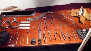 44 инструменты врача, очевидно стоматолога.jpg