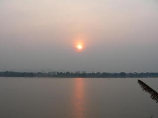 Рассвет над Меконгом. Город Нагон-Пханом..JPG